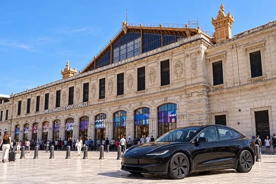 Tesla noire devant la gare de Marseille-Saint-Charles.