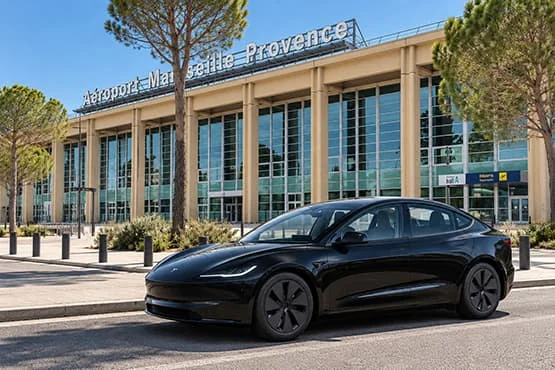Tesla noire devant l’aéroport Marseille Provence.